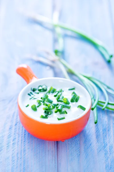 Sour cream with onion — Stock Photo, Image