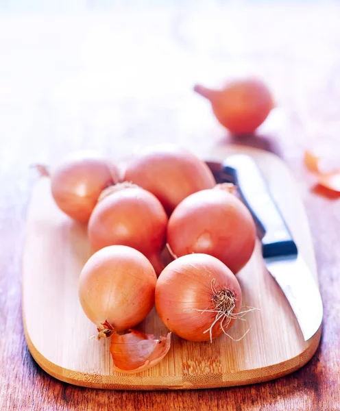 Rohe Zwiebeln an Bord — Stockfoto