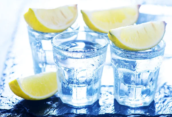 Tequilla med limefrukter i glas — Stockfoto