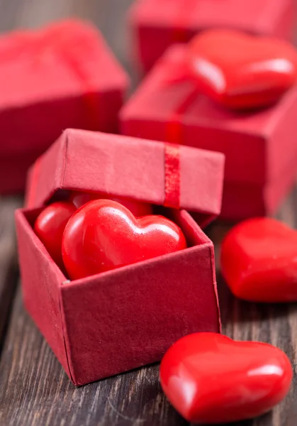 Regalos rojos y corazones — Foto de Stock