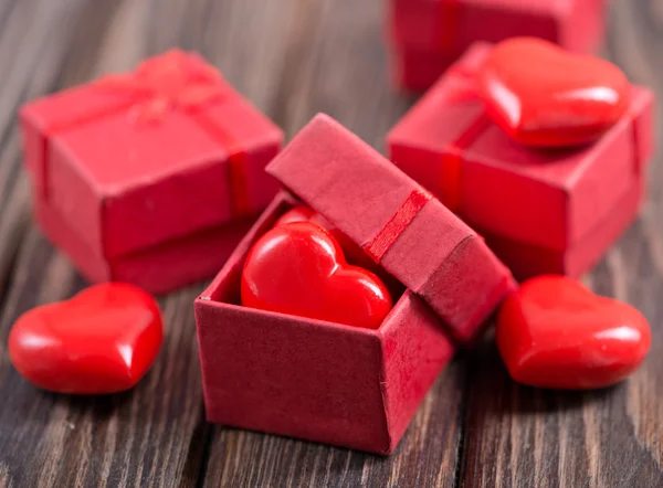 Röd presenterar och hjärtan — Stockfoto