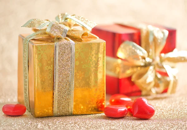 Geschenke mit goldenen Schleifen — Stockfoto