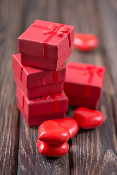 Presentes e corações vermelhos — Fotografia de Stock