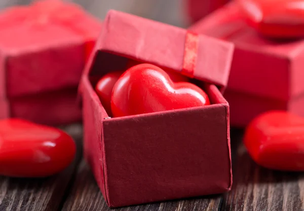 Regalos rojos y corazones — Foto de Stock