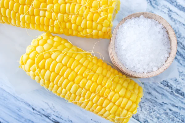 Вареная кукуруза с солью — стоковое фото