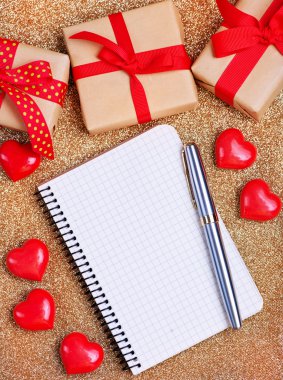 Kırmızı Kalpler ve defter sayfası