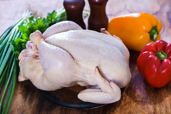 Pollo crudo y verduras —  Fotos de Stock