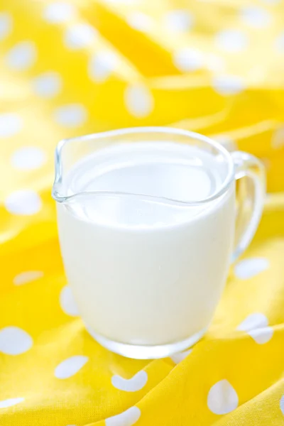 Milch im Glaskrug — Stockfoto