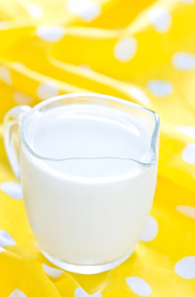 Milch im Glaskrug — Stockfoto