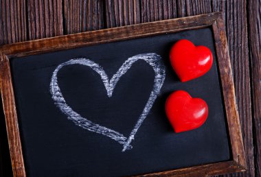 Kırmızı Kalpler ve yazı tahtası