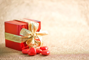 Altın şerit ile mevcut