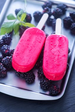 Dondurmalar böğürtlen ile