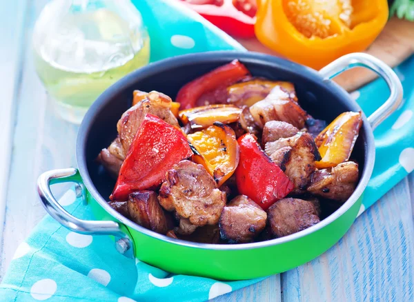 Carne frita con verduras — Foto de Stock