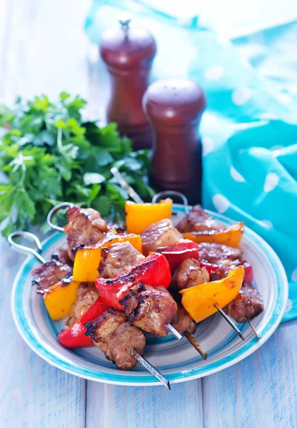 Fried kebabs with vegetables — Stock Photo, Image