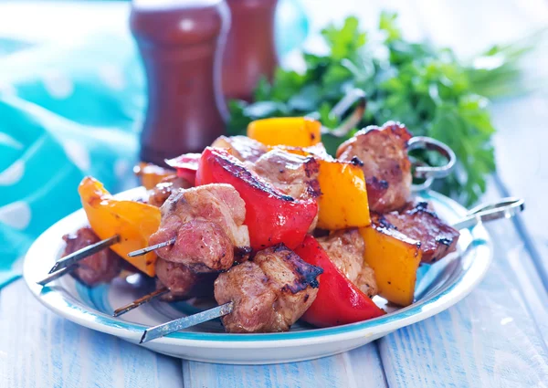 Fried kebabs with vegetables — Stock Photo, Image