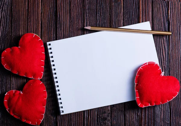 笔记本和红色的心 — 图库照片
