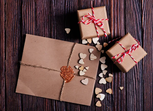 Envelop, geschenken en harten — Stockfoto