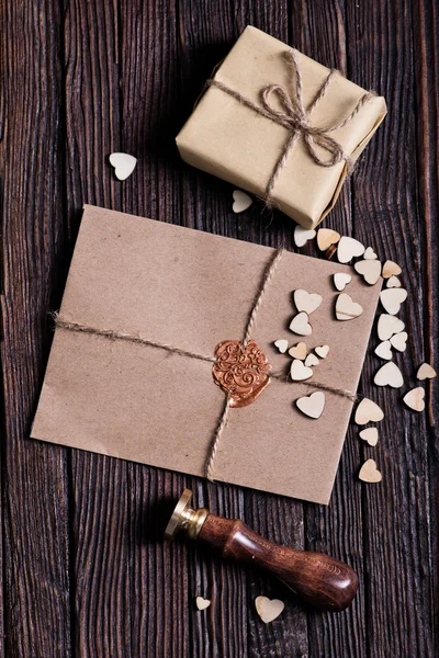 Envelop, cadeau en harten — Stockfoto
