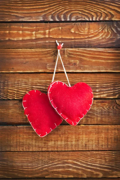 Kırmızı kalpler keçe