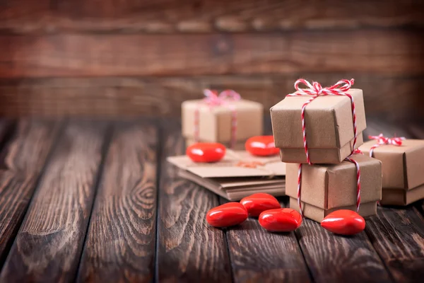 Boîtes pour cadeaux avec des coeurs — Photo