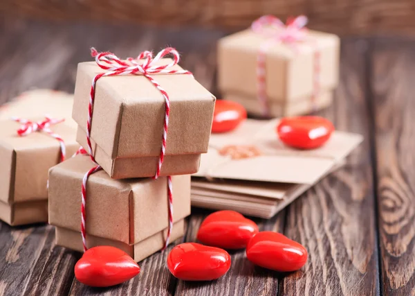 Boîtes pour cadeaux avec des coeurs — Photo
