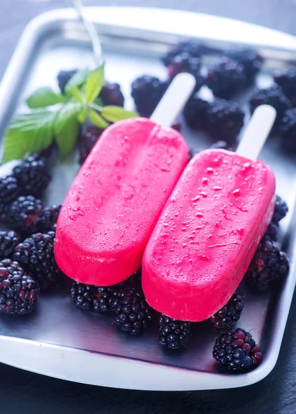 Eis mit Brombeeren — Stockfoto