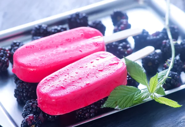 Eis mit Brombeeren — Stockfoto