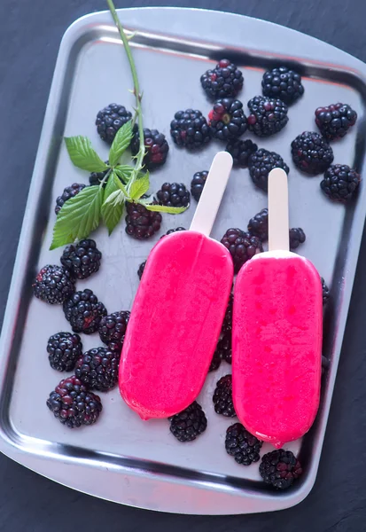 Eis mit Brombeeren — Stockfoto