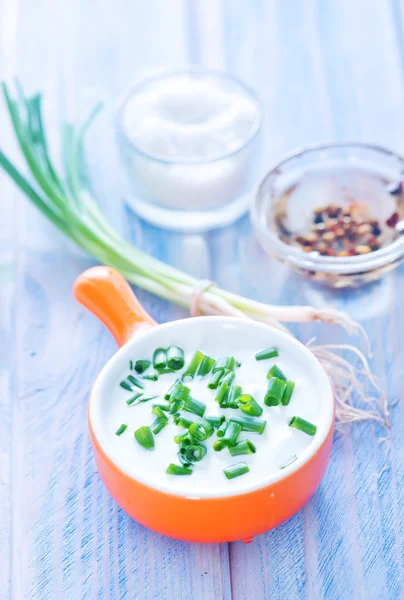 Sour cream with onion — Stock Photo, Image