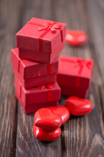 Cadeaux et cœurs rouges — Photo