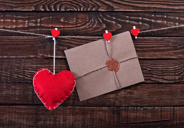 Corações vermelhos e envelope — Fotografia de Stock