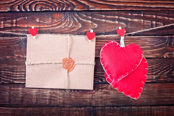 Corações vermelhos e envelope — Fotografia de Stock