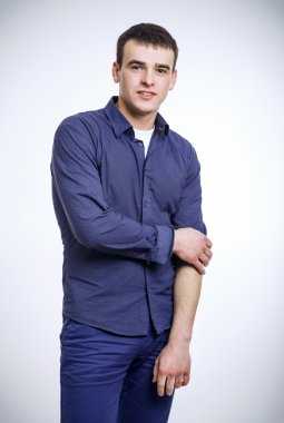 mutlu gülümseyen genç adam