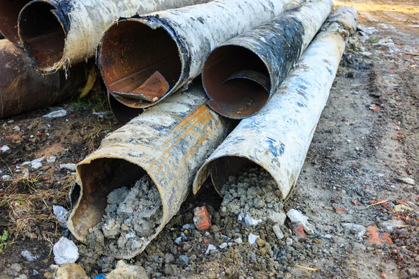 Tubulação de abastecimento de água de metal corroído — Fotografia de Stock