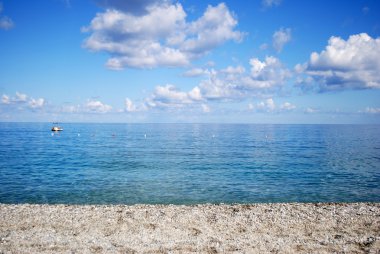 Plaj ve tropikal deniz. Calabria, İtalya