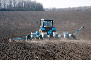 Traktör alanında sower ile