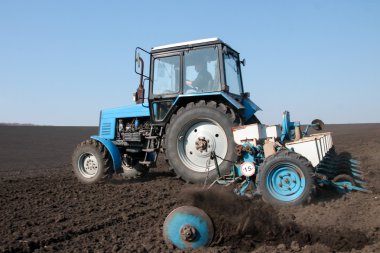 Traktör alanında sower ile