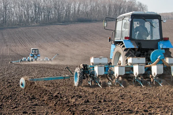 Traktor med såningsmannen på fältet — Stockfoto