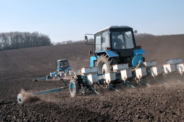 Trattore con seminatore in campo — Foto Stock