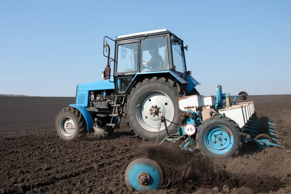 Trator com semeador no campo — Fotografia de Stock