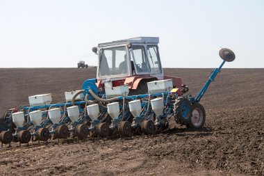 Traktör alanında sower ile