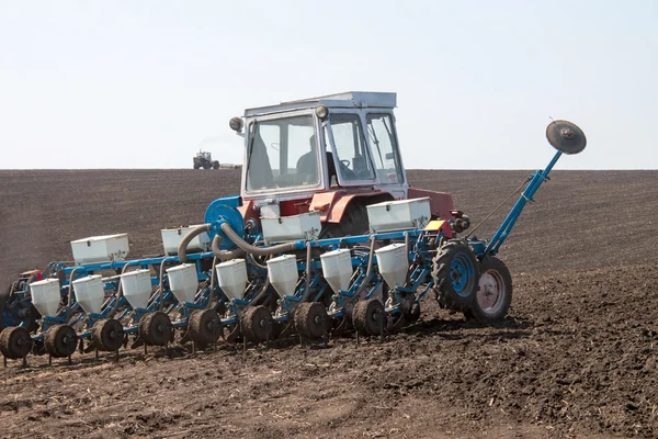 Traktör alanında sower ile