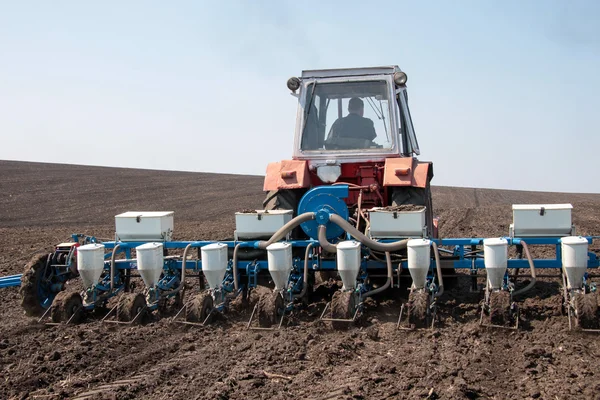 Traktör alanında sower ile