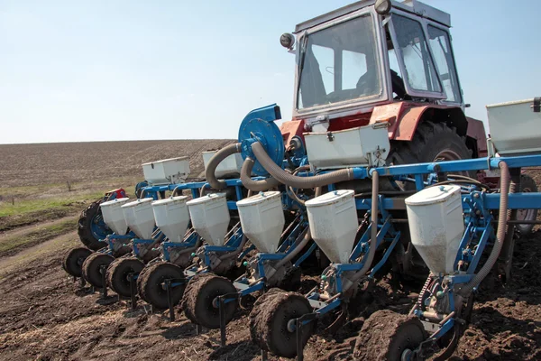 Traktör alanında sower ile