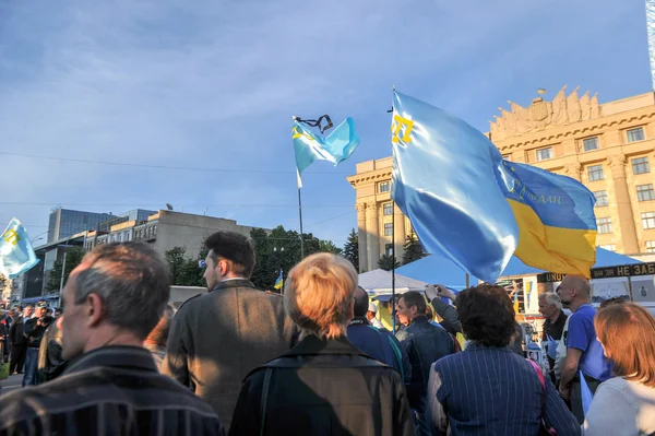 KHARKIV, UCRANIA - 18 DE MAYO: Una reunión en memoria de las víctimas del genocidio de los tártaros de Crimea con motivo del 72 aniversario de la deportación en Kharkiv, Ucrania, el 18 de mayo de 2016 . — Foto de Stock