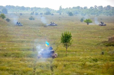 Ukrayna bayrağı altında ana muharebe tankı