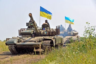 Ukrayna bayrağı altında ana muharebe tankları