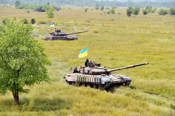 Ukrayna bayrağı altında ana muharebe tankları