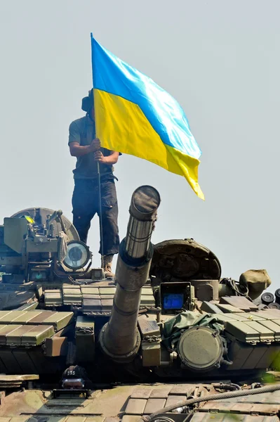 Serbatoio di battaglia principale sotto la bandiera ucraina — Foto Stock