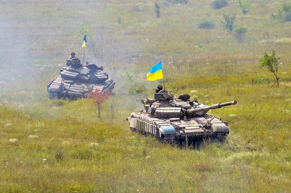 Основні бойові танки під українським прапором — стокове фото